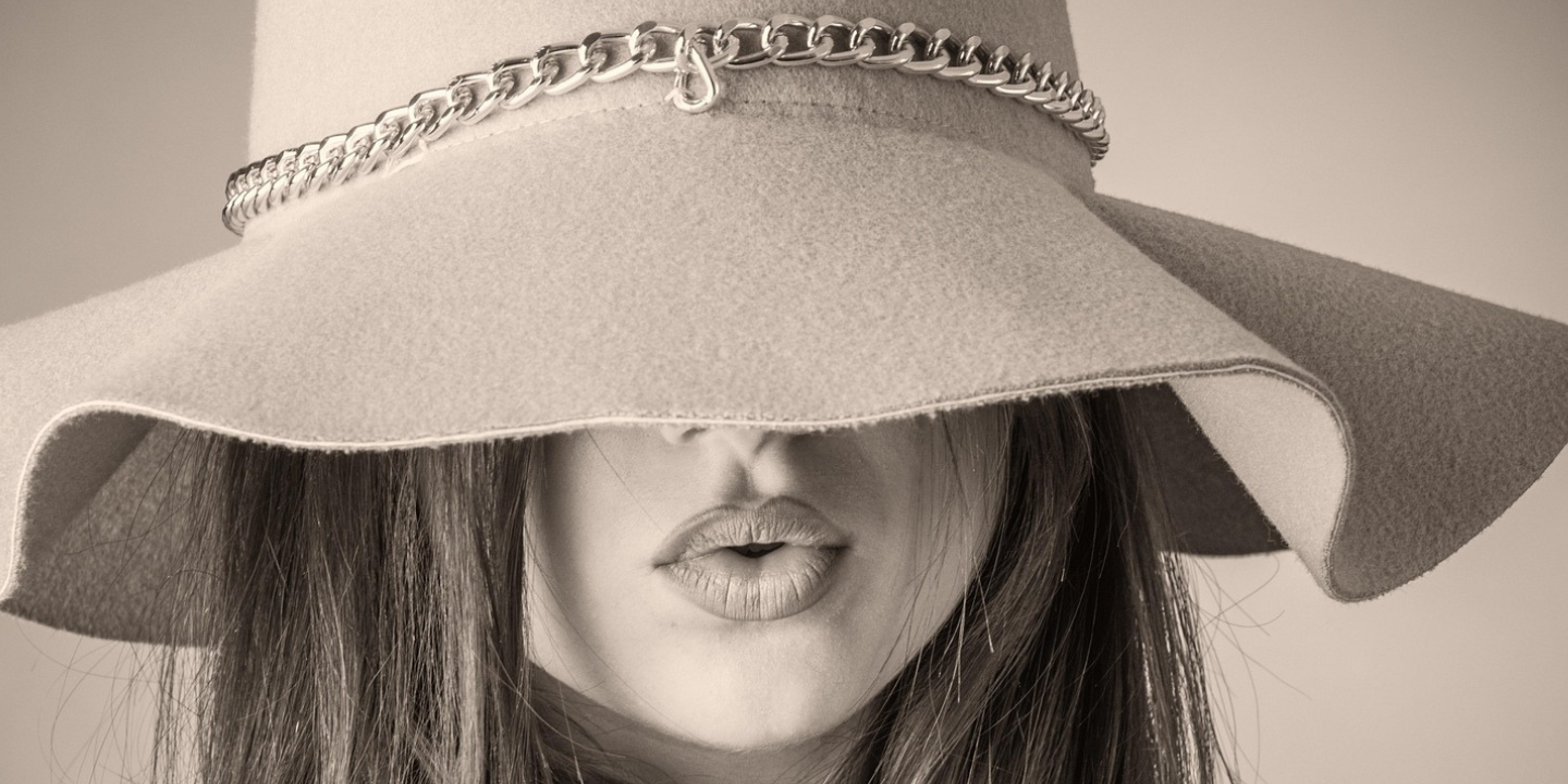 banner_woman_kiss_mask